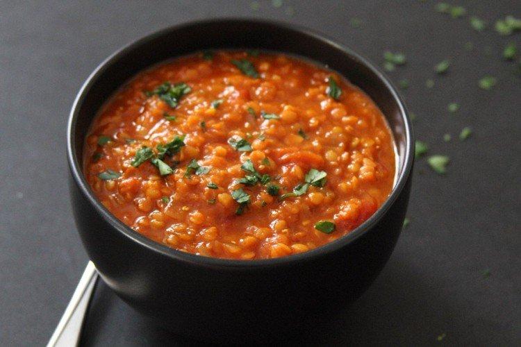 Tomatensuppe mit roten Linsen
