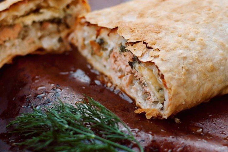 Pescado en lavash con huevo, horneado en el horno