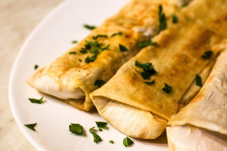 Pescado con hierbas y champiñones en lavash, horneado en el horno