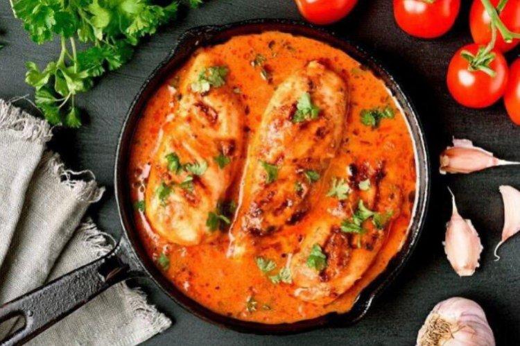 Hähnchenbrust in Tomatensauce