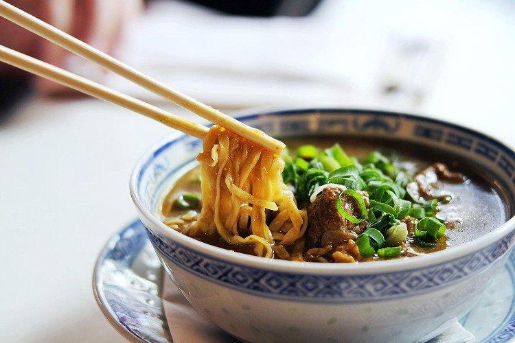 Sopa de cerdo con fideos