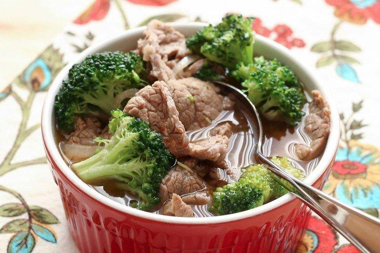 Sopa con cerdo y brócoli