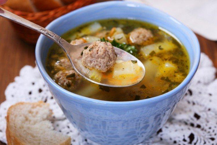 Sopa con albóndigas de cerdo