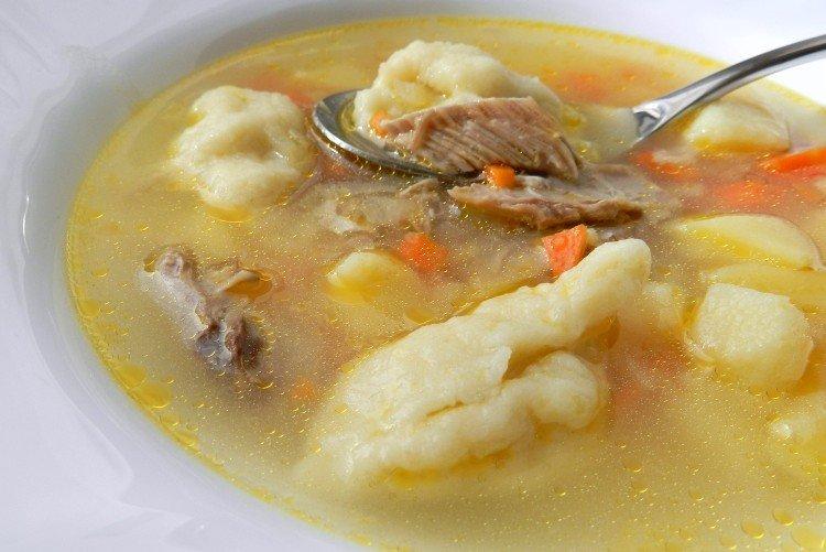 Sopa de cerdo con ñoquis