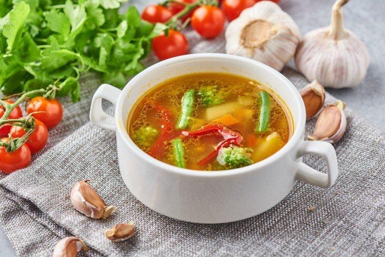 Sopa de cerdo con verduras