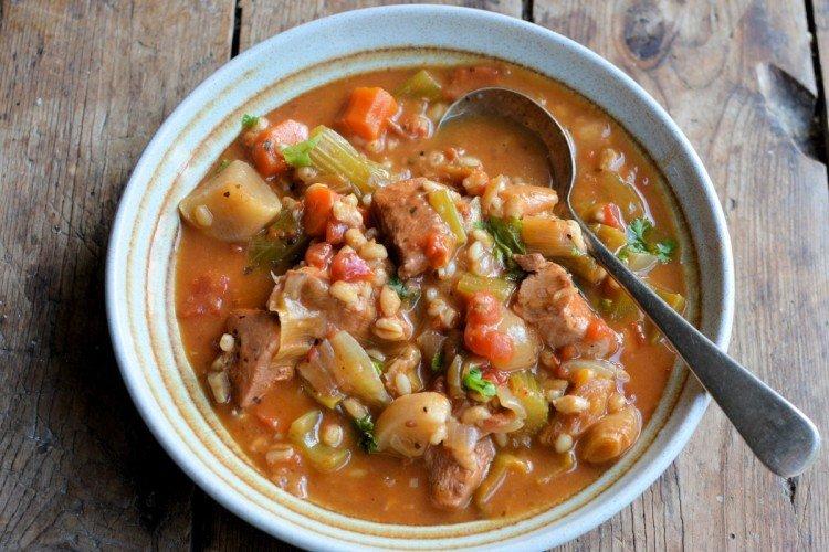 Sopa de cerdo con cebada perlada