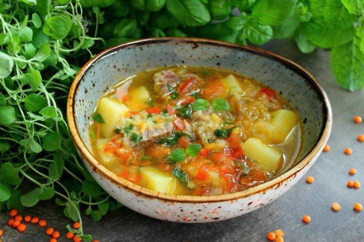 Sopa con cerdo y lentejas