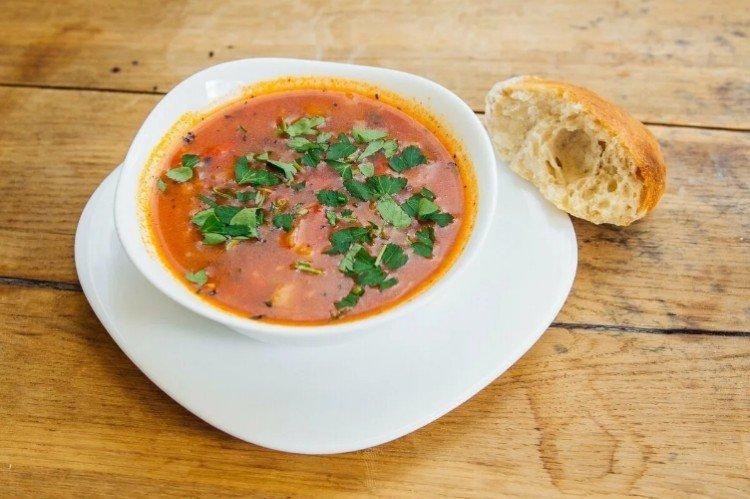 Sopa de tomate con cerdo
