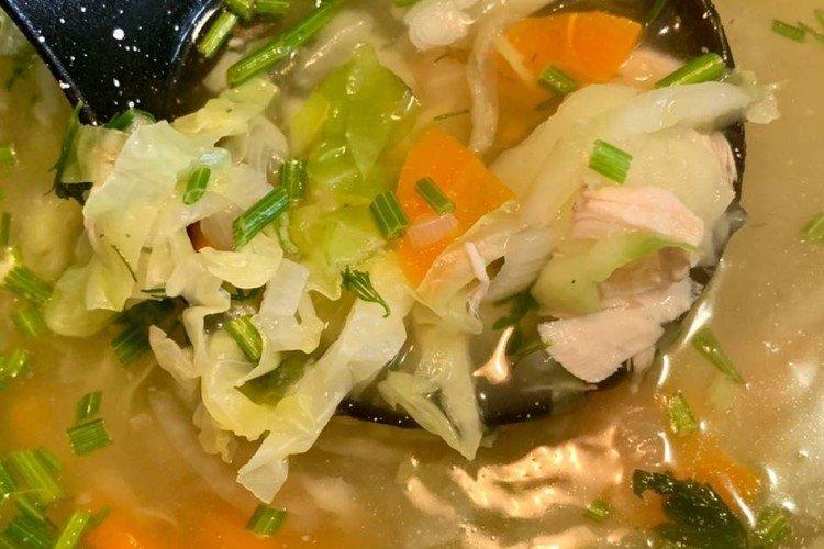 Sopa de pavo con col