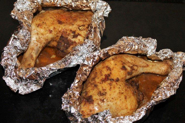 Hähnchenschenkel mit Knoblauch in Folie