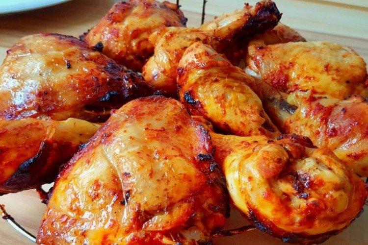 Hähnchenschenkel in Sojasauce gebacken