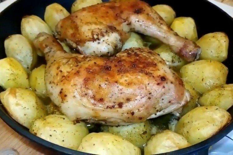 Hähnchenschenkel mit Kartoffeln im Ofen