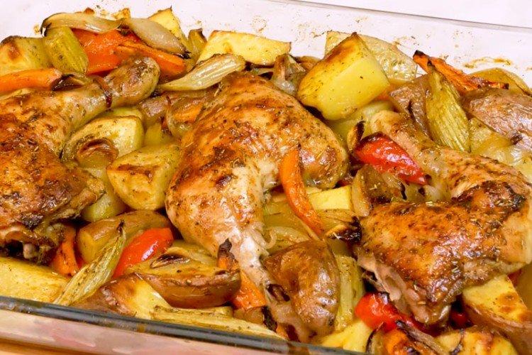 Hähnchenschenkel mit Gemüse im Ofen