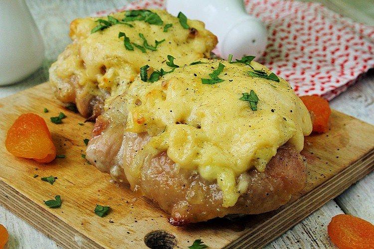 Hähnchenschenkel unter Käse