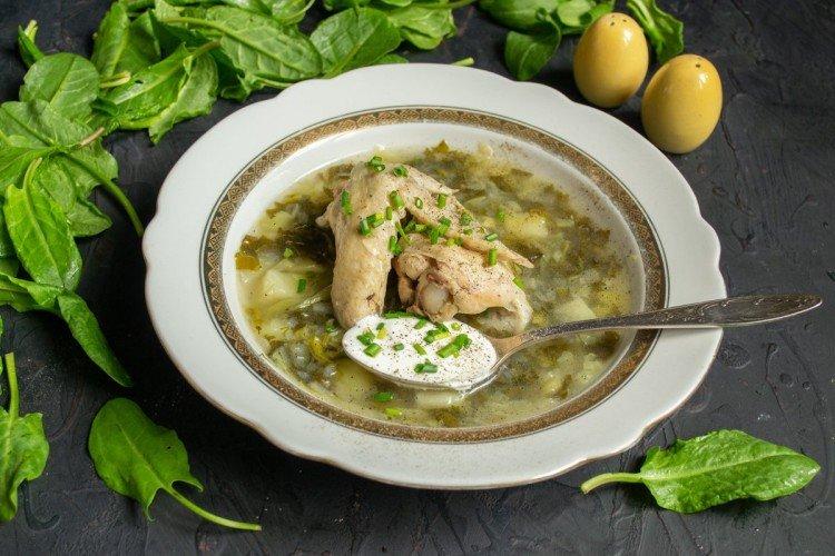 Sauerampfersuppe mit Huhn und Erbsen