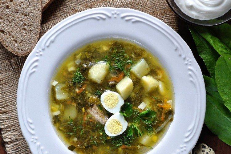 Sauerampfersuppe mit Fleisch und Tomaten