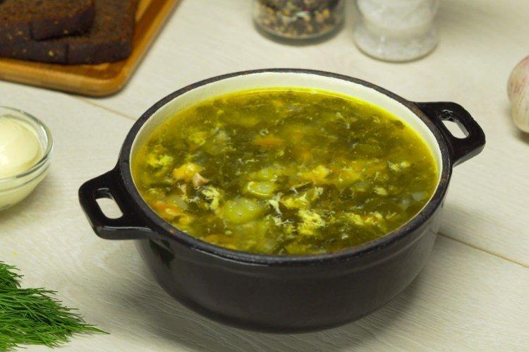 Klassische Sauerampfersuppe mit Ei