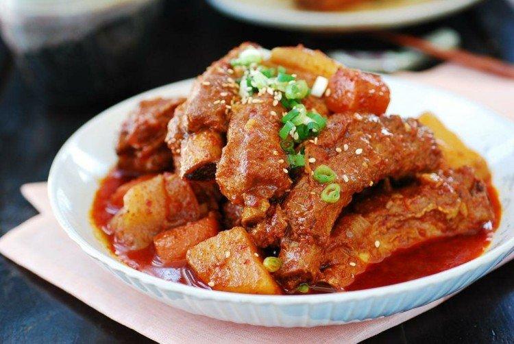 Pork Ribs with Potatoes in Tomato Sauce