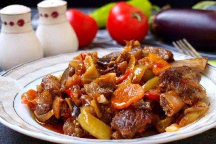 Pork Ribs with Potatoes and Vegetables in the Oven