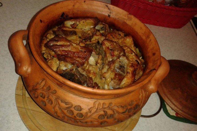 Pork Ribs with Potatoes in Clay Pots