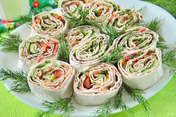 Lavash-Rolle mit Gemüse
