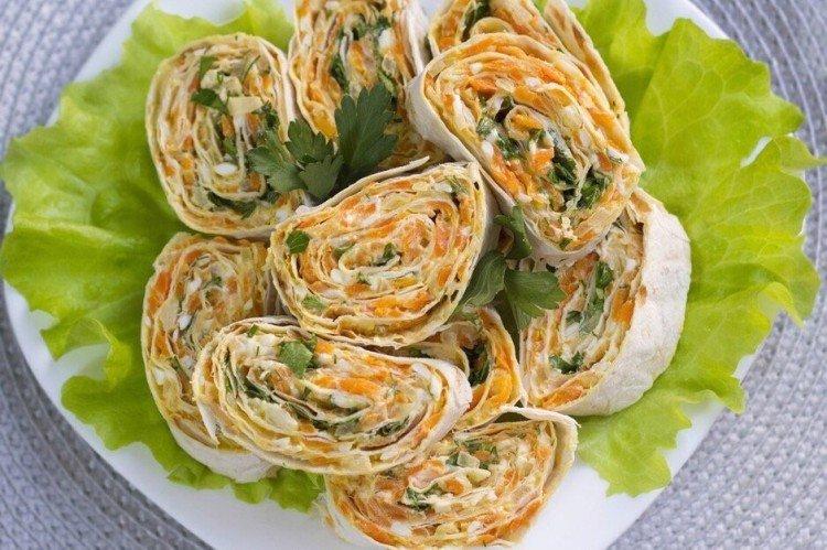 Lavash-Rolle mit Kohl und Karotten