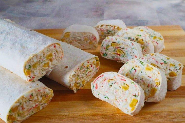 Lavash-Rolle mit Krabbenstäbchen und Mais