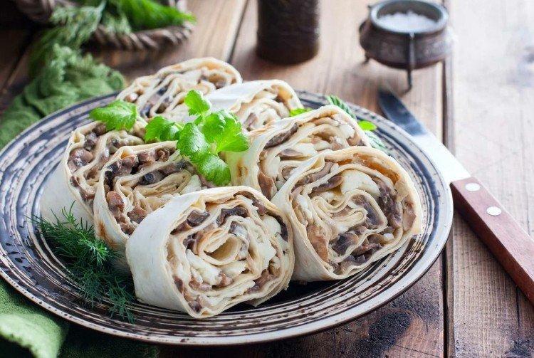 Lavash-Rolle mit Huhn und Pilzen