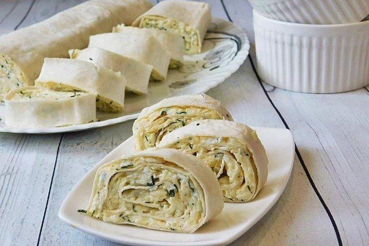 Lavash-Rolle mit Ei und Frühlingszwiebeln