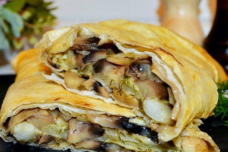 Lavash-Rolle mit Fleisch und Ananas