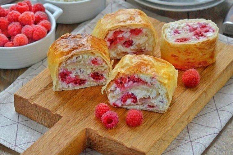Lavash-Rolle mit Quark und Himbeeren