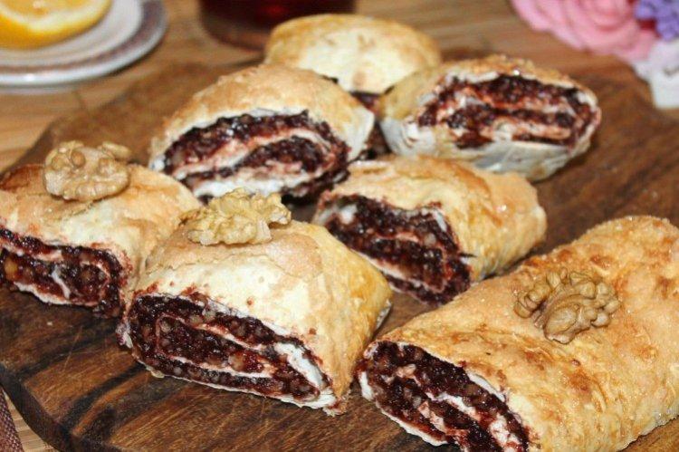 Lavash-Rolle mit Nüssen und Marmelade