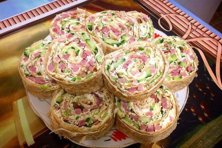 Lavash-Rolle mit Schinken und Käse