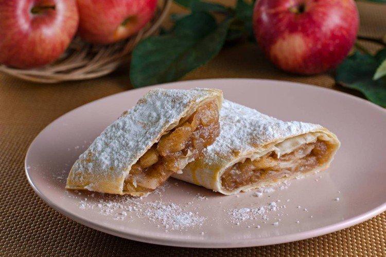 Lavash-Rolle mit Äpfeln und Zimt