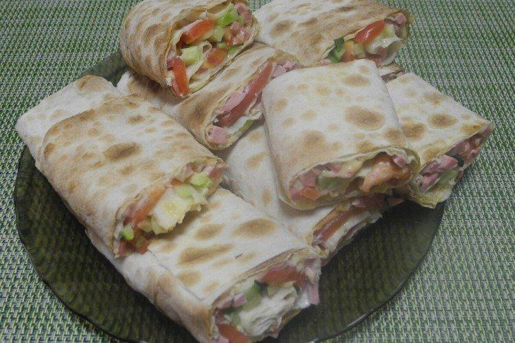 Lavash-Rolle mit Wurst