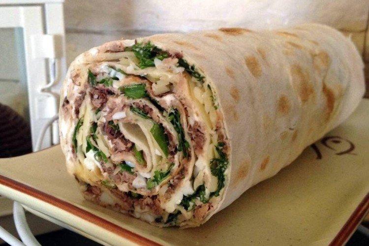 Lavash-Rolle mit Thunfisch