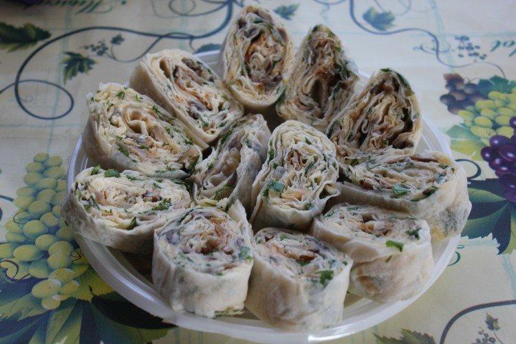 Lavash-Rolle mit Fischkonserven und eingelegten Pilzen