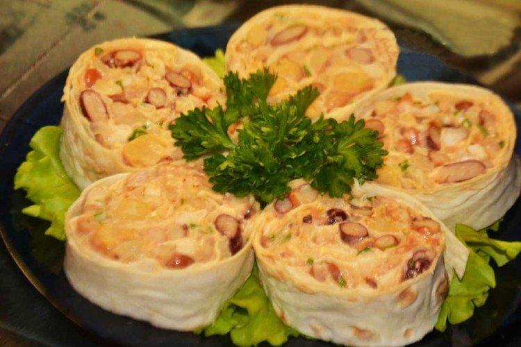 Lavash-Rolle mit Bohnen und Chili