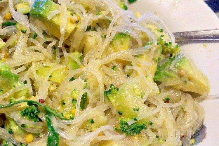 Glasnudel-Avocado-Salat