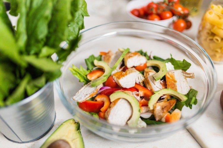 Hähnchen-Avocado-Salat