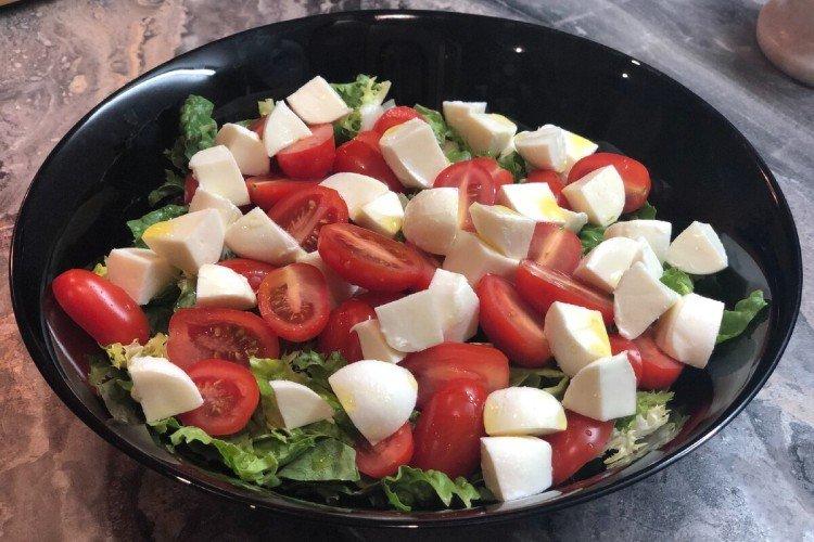 Ensalada de mozzarella y salchicha