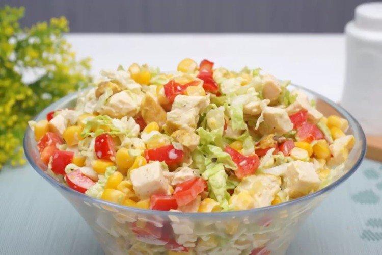 Ensalada de col, maíz y mozzarella