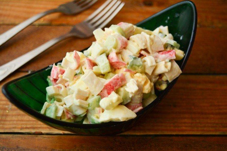 Ensalada de mozzarella y palitos de cangrejo