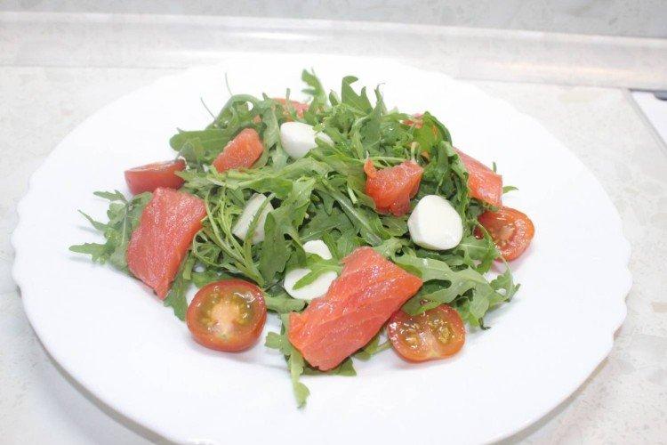 Ensalada de pescado rojo y mozzarella