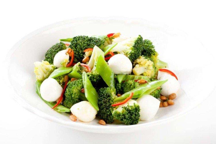 Ensalada de brócoli y mozzarella