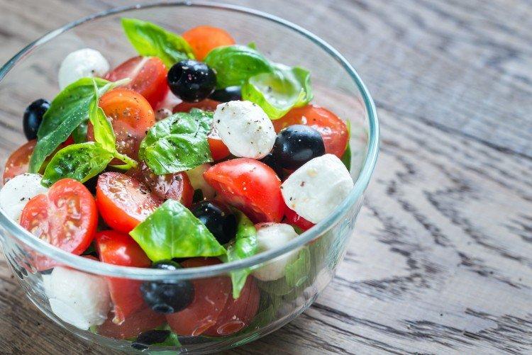 Ensalada de mozzarella y aceitunas