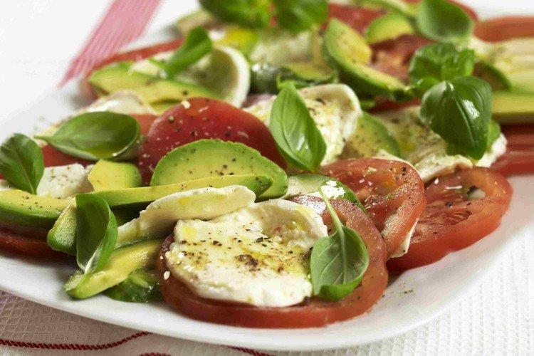 Ensalada de mozzarella y aguacate