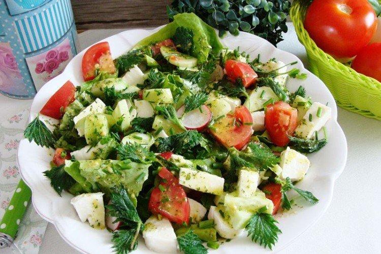 Ensalada de pepino, cherry y mozzarella