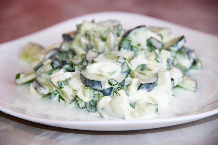 Ensalada de pepino, huevo y mozzarella