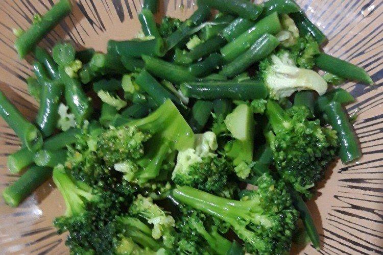 Brokkoli- und grüne Bohnen-Salat